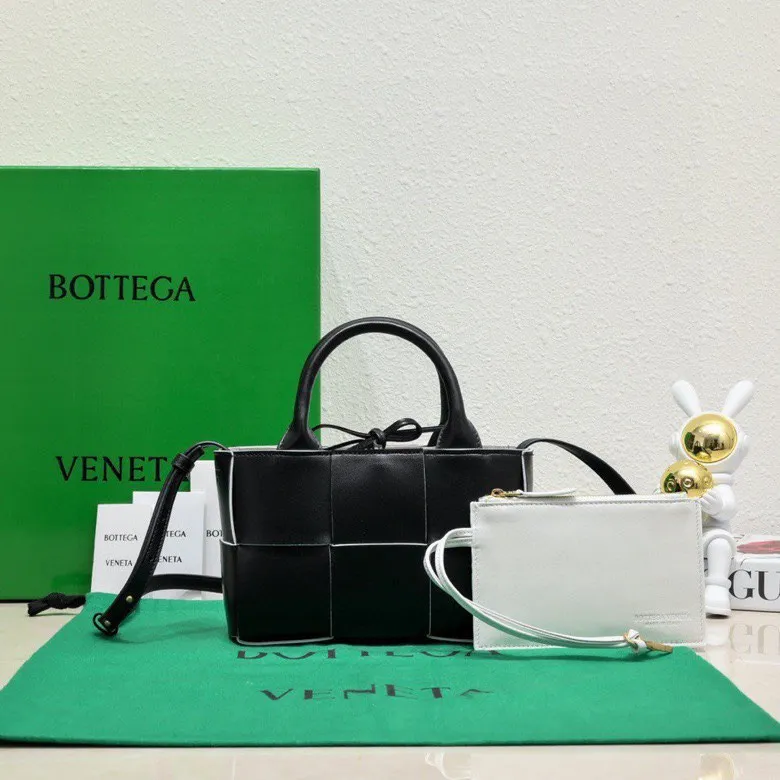 Batch 1420 BV Candy Arco super mini tote bag. The size of a mobile phone 😋 can only hold cuteness 🥰 I have always been fond of tote bags because it has no complicated design, is simple and neat, and can be easily matched with daily clothes. Key points, key points! It is equipped with a detachable shoulder strap, so you can match your different looks. It is full of texture. Size: 20*7*13 Style number: 9895#
